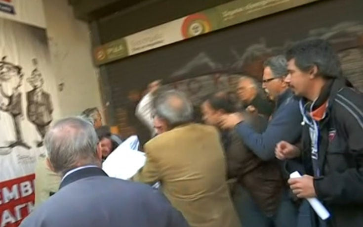 Μέλη του ΠΑΜΕ γρονθοκόπησαν καταστηματάρχη – Τους κατηγόρησε ότι χειροδίκησαν στη μητέρα του (βίντεο)